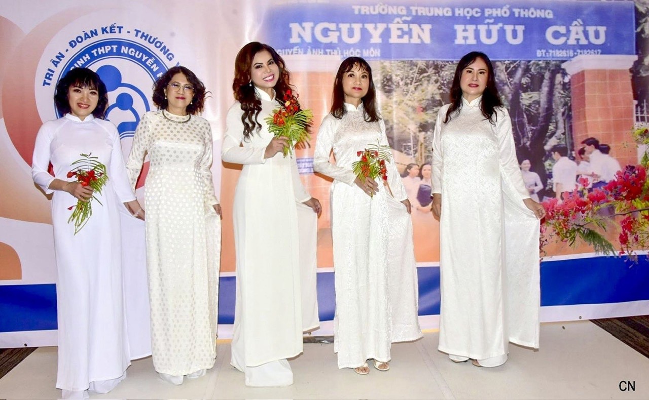 5c-hoa-hau-kim-hong-va-cac-ban-2-1753353087.jpg