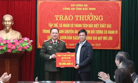 Nhà xuất bản Giáo dục Việt Nam tặng thưởng Công an tỉnh Bắc Ninh về thành tích triệt phá đường dây sách giáo khoa giả
