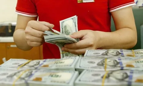 Nhiều điểm thu đổi ngoại tệ ở TPHCM "án binh bất động" trước giờ G