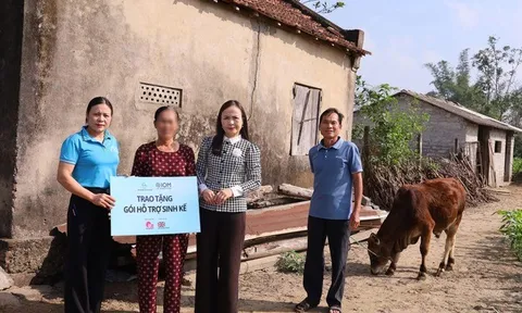 Trao mô hình sinh kế, giúp người bị mua bán trở về tái thiết cuộc sống