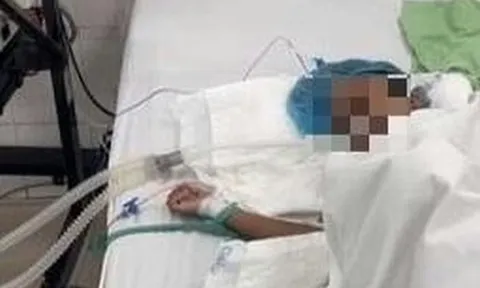 Đang nằm nền nhà, bé 7 tuổi hét lớn bố mẹ chạy vào thấy cảnh tượng "đáng sợ"