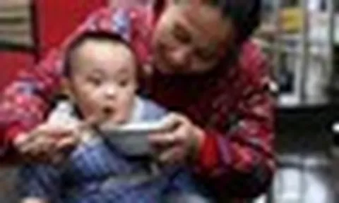 Bà nhường miếng ngon cho cháu, bố mẹ hết lời cảm ơn: Chỉ vài năm sau liền hối hận không kịp!