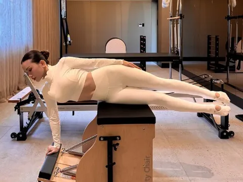 Sĩ Thanh khoe vóc dáng săn chắc, lộ bí quyết trẻ mãi không già nhờ Pilates