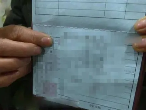 Đi làm lại hộ khẩu, vợ phát hiện ra bí mật động trời của chồng