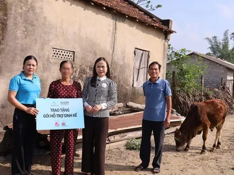 Trao mô hình sinh kế, giúp người bị mua bán trở về tái thiết cuộc sống