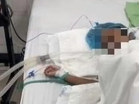 Đang nằm nền nhà, bé 7 tuổi hét lớn bố mẹ chạy vào thấy cảnh tượng "đáng sợ"