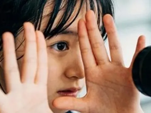 Một hành vi đang xảy ra trong rất nhiều gia đình: Cha mẹ hồn nhiên nghĩ là vui nhưng con cái khó chịu vô cùng!