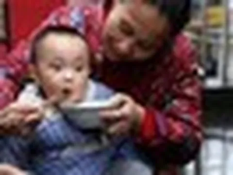 Bà nhường miếng ngon cho cháu, bố mẹ hết lời cảm ơn: Chỉ vài năm sau liền hối hận không kịp!