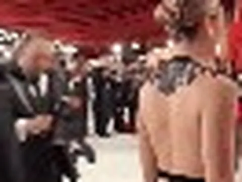 Viral mỹ nhân phim 18+ làm đồng nghiệp ngắm mê mệt giữa sự kiện: Mặt đẹp dã man, body hút mắt như có ma lực