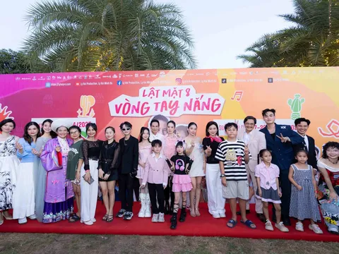 Diễn viên “Lật mặt 8: Vòng tay nắng” mặc cổ phục Việt múa chiếu, múa chén cung đình Huế