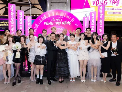 Buổi premiere “Lật Mặt 8” bùng nổ cảm xúc: Hàng nghìn khán giả bật khóc