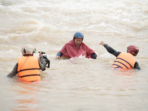 Cảnh quay sinh tử trong “Lật Mặt 8”: 14 ngày chuẩn bị, 48 giờ chiến đấu với dòng nước xiết