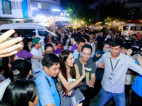 “Lật mặt 8” của Lý Hải vỡ òa khi được khán giả yêu thương, vây kín tại cinetour