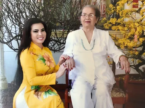 Xúc động với bài thơ Hoa hậu Kim Hồng viết nhân 5 năm ngày giỗ mẹ