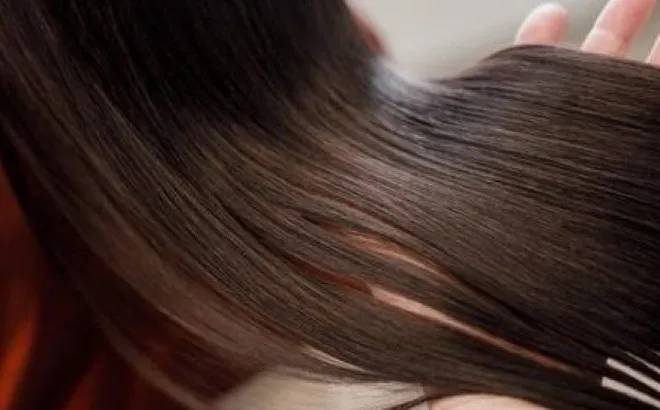 7 bí quyết đơn giản tại nhà cho mái tóc suôn mượt, óng ả