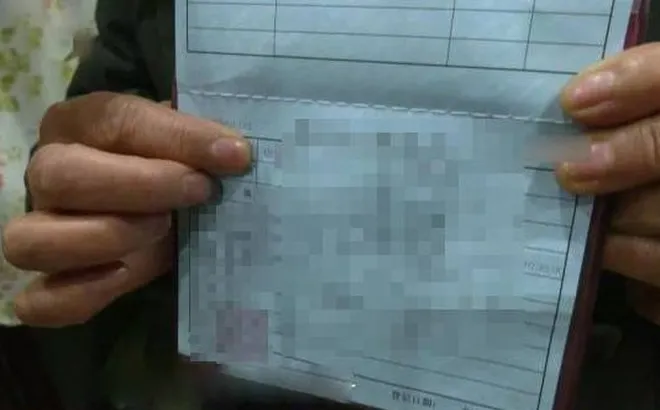 Đi làm lại hộ khẩu, vợ phát hiện ra bí mật động trời của chồng