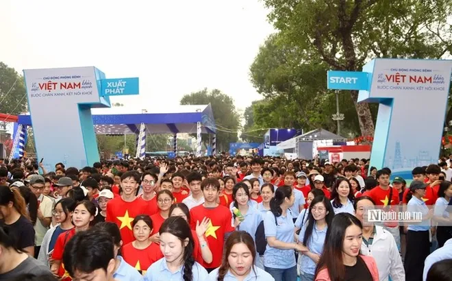 Hà Nội: Hàng nghìn người dân cùng đi bộ hưởng ứng Ngày Sức khoẻ toàn dân